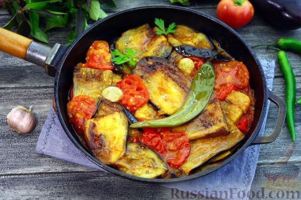 Жареные баклажаны, тушенные с помидорами
