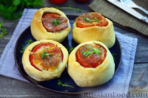 Помидоры, запечённые в тесте, с ветчиной и моцареллой