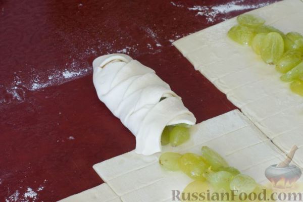 Слойки с виноградом и лимонной цедрой