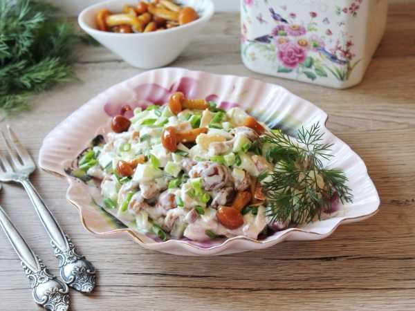 Салат с копченой курицей и маринованными опятами