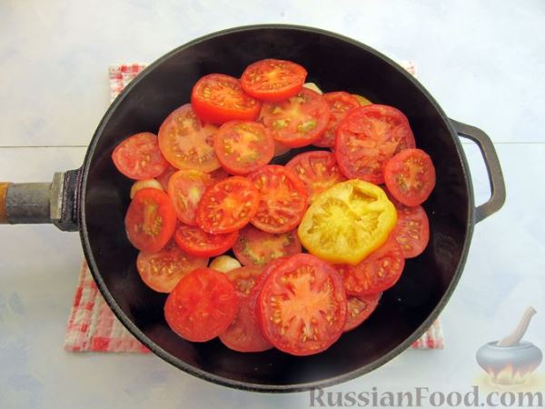 Жареные баклажаны, тушенные с помидорами