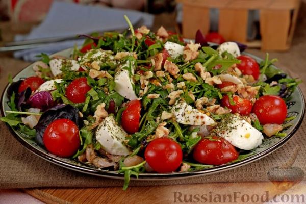 Салат с креветками, помидорами, моцареллой и орехами