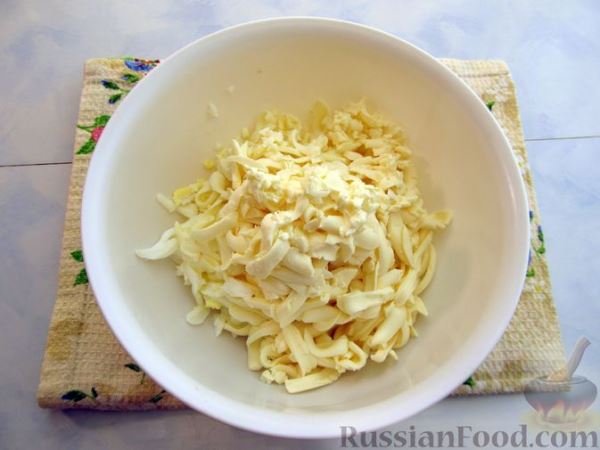 Рулетики из кабачков с плавленым сыром, помидорами и яйцами