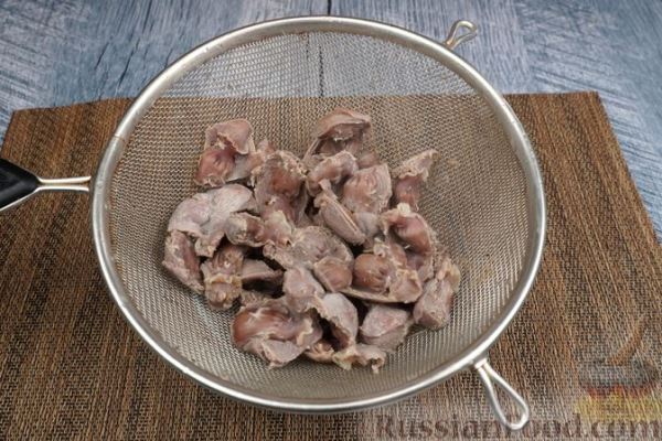 Куриные желудки, тушенные с маринованными огурцами, хреном и сметаной