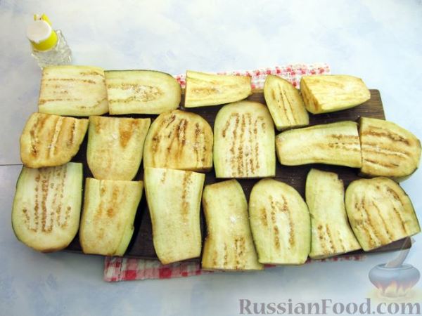 Жареные баклажаны, тушенные с помидорами