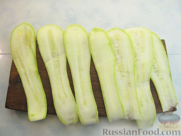 Рулетики из кабачков с плавленым сыром, помидорами и яйцами