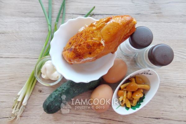 Салат с копченой курицей и маринованными опятами