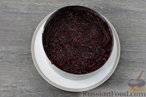 Слоёный салат с крабовыми палочками и свёклой