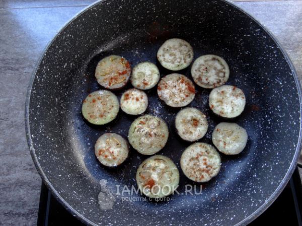 Баклажаны с помидорами и сыром на сковороде
