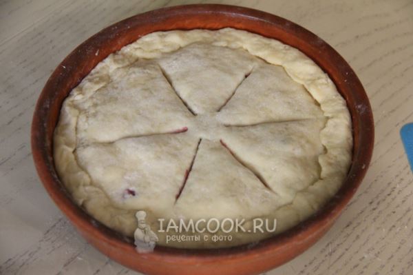 Пирог с клубникой и черникой