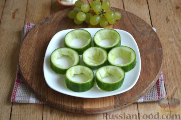 Закуска в огурце - с авокадо, семгой и креветками