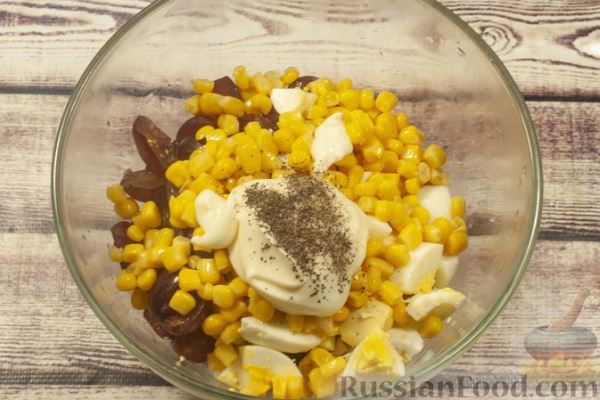 Салат с крабовыми палочками, кукурузой и виноградом