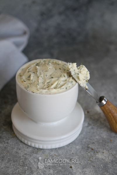 Сливочное масло с укропом и чесноком