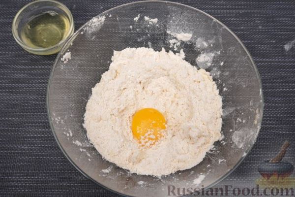 Песочный тарт со сливами в сметанной заливке