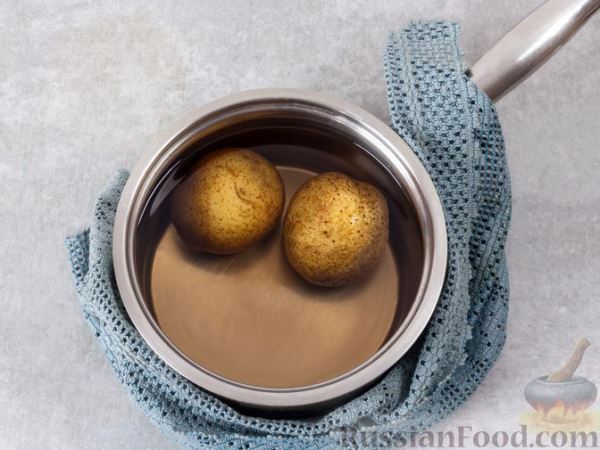 Слоёный салат с печенью, яблоком и виноградом