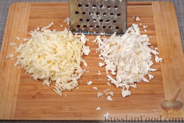 Битые баклажаны, фаршированные сыром, брынзой и помидорами (в духовке)