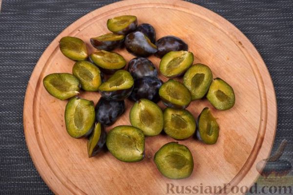 Песочный тарт со сливами в сметанной заливке