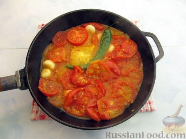 Жареные баклажаны, тушенные с помидорами