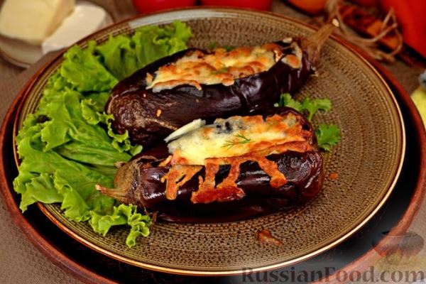 Битые баклажаны, фаршированные сыром, брынзой и помидорами (в духовке)