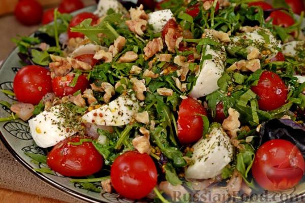 Салат с креветками, помидорами, моцареллой и орехами