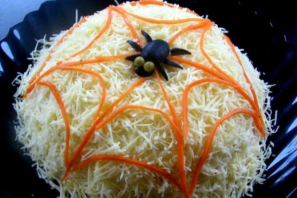 Слоеный салат &laquo;Паутинка&raquo; с курицей