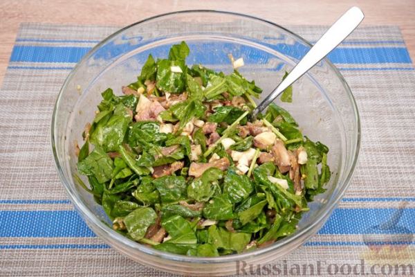 Салат с беконом, шпинатом, грибами и яйцами