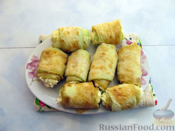 Рулетики из кабачков с плавленым сыром, помидорами и яйцами