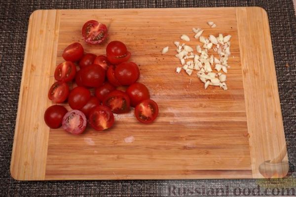Салат с креветками, помидорами, моцареллой и орехами