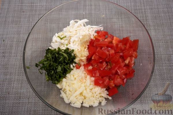 Битые баклажаны, фаршированные сыром, брынзой и помидорами (в духовке)
