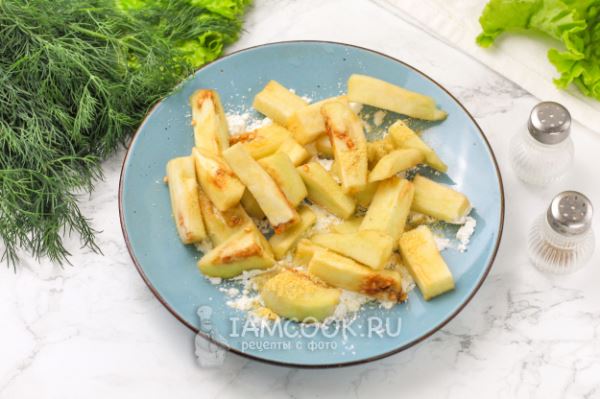 Салат с хрустящим баклажаном и курицей
