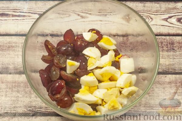 Салат с крабовыми палочками, кукурузой и виноградом
