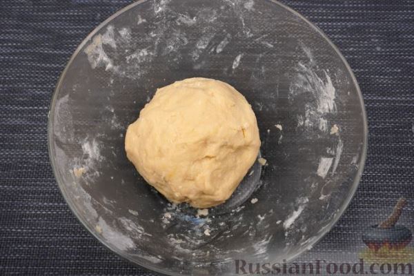 Песочный тарт со сливами в сметанной заливке