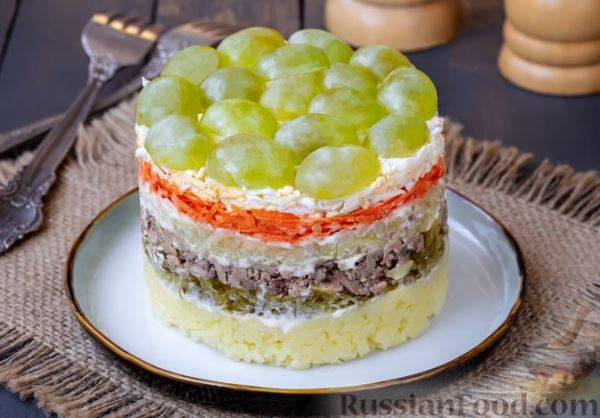 Слоёный салат с печенью, яблоком и виноградом