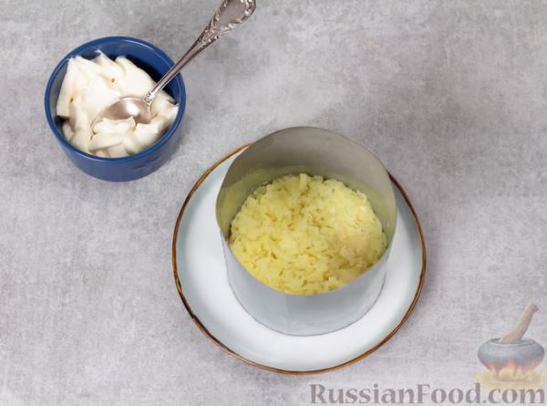 Слоёный салат с печенью, яблоком и виноградом