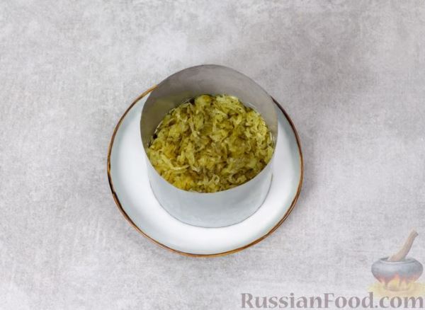 Слоёный салат с печенью, яблоком и виноградом