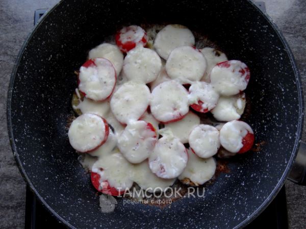 Баклажаны с помидорами и сыром на сковороде