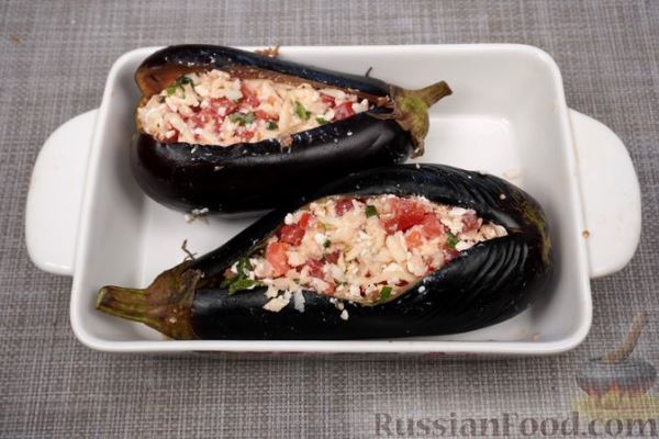 Битые баклажаны, фаршированные сыром, брынзой и помидорами (в духовке)