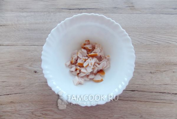 Салат с копченой курицей и маринованными опятами
