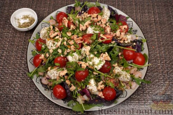 Салат с креветками, помидорами, моцареллой и орехами