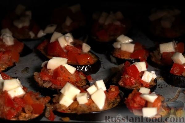 Баклажаны, запечённые с болгарским перцем и моцареллой