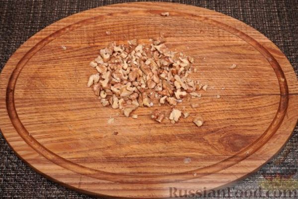 Салат с креветками, помидорами, моцареллой и орехами