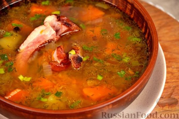 Тыквенный суп с копчёными рёбрышками и чечевицей