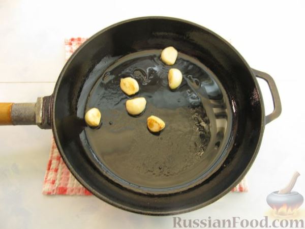 Жареные баклажаны, тушенные с помидорами