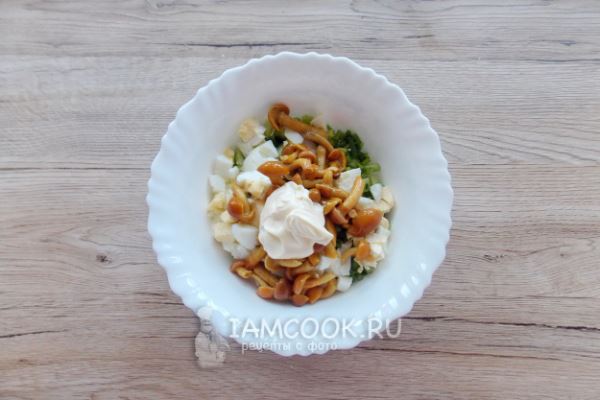 Салат с копченой курицей и маринованными опятами