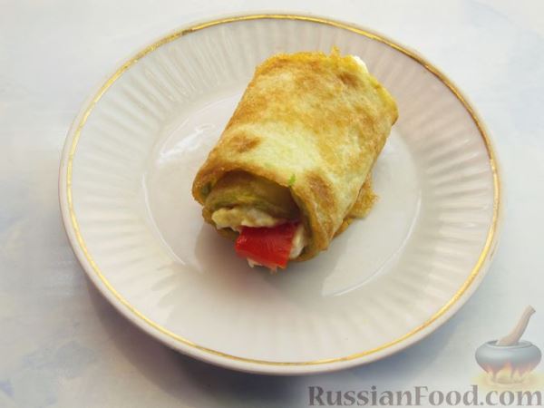Рулетики из кабачков с плавленым сыром, помидорами и яйцами