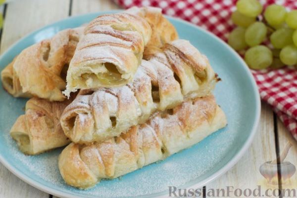 Слойки с виноградом и лимонной цедрой