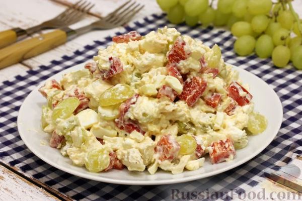 Салат с курицей, болгарским перцем, виноградом и сыром фета