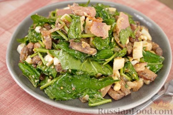 Салат с беконом, шпинатом, грибами и яйцами