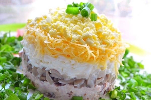Слоеный салат &laquo;Ночь&raquo; с курицей