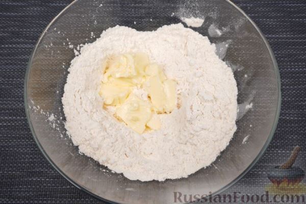 Песочный тарт со сливами в сметанной заливке